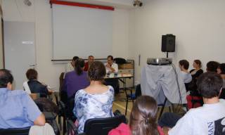 La sala è gremita La sala è gremita